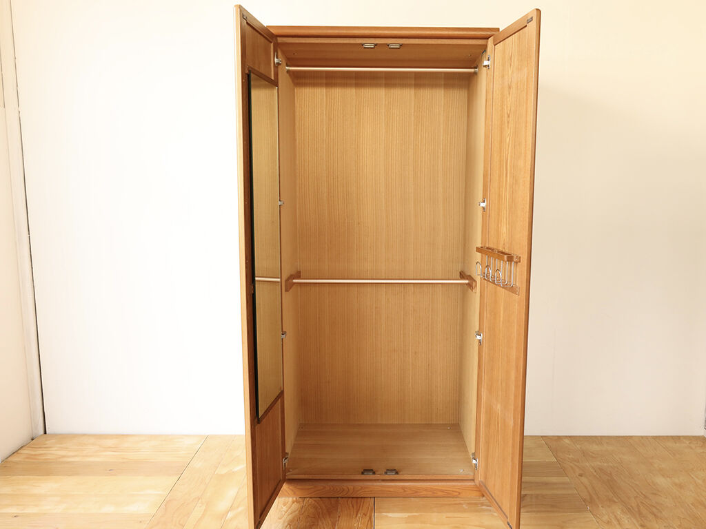 洋服タンスの鏡とネクタイ掛けの位置を入れ替え