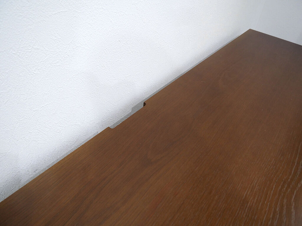 配線用のカキコミが施されている天板