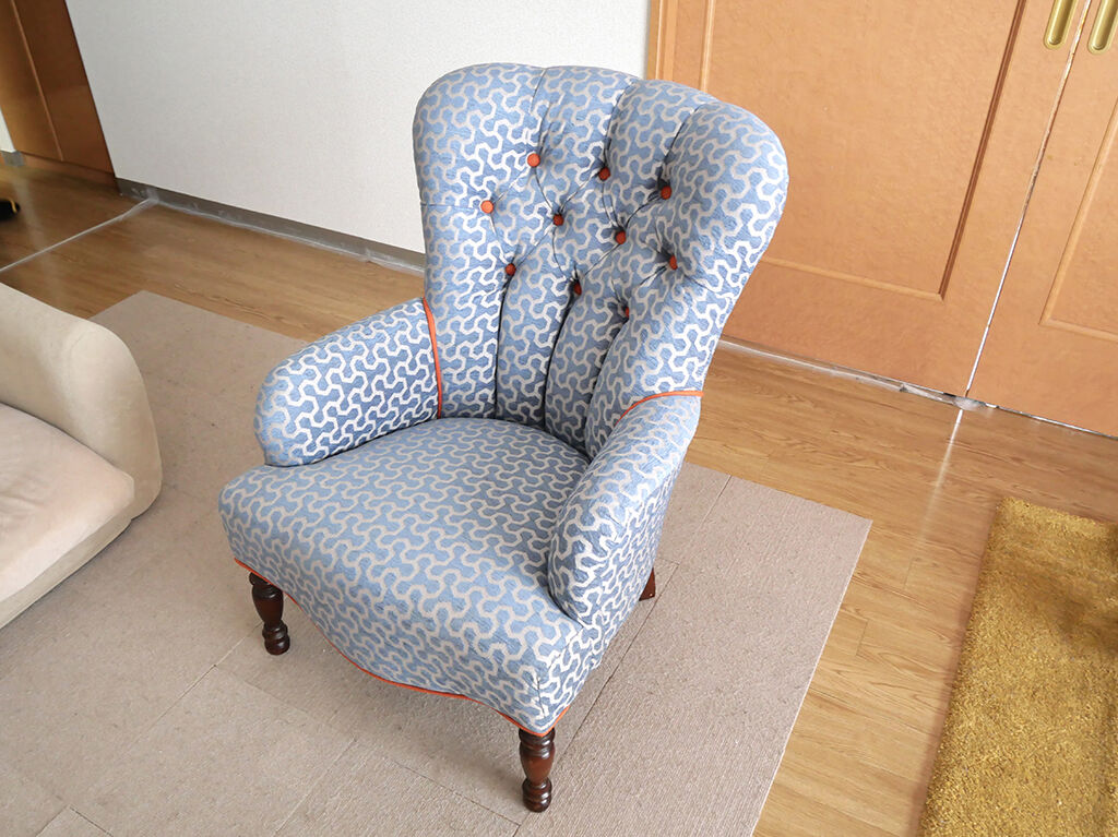 お客様宅に納品した張り替えリメイク後のシングルソファ