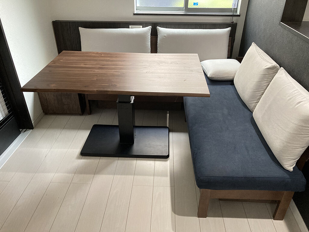 建具と色味の異なるダイニングセット