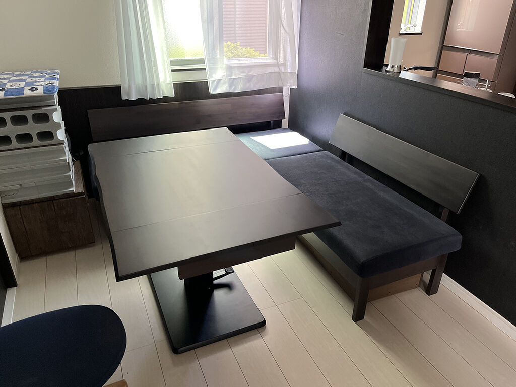 ベンチに続いてリメイク後のダイニングテーブルを搬入