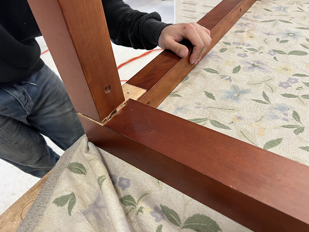ダイニングテーブルのリサイズ加工の様子