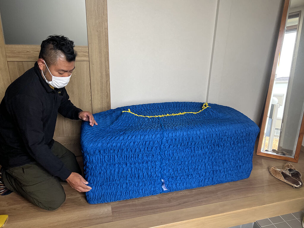 お客様宅にリメイクしたベンチを納品している様子
