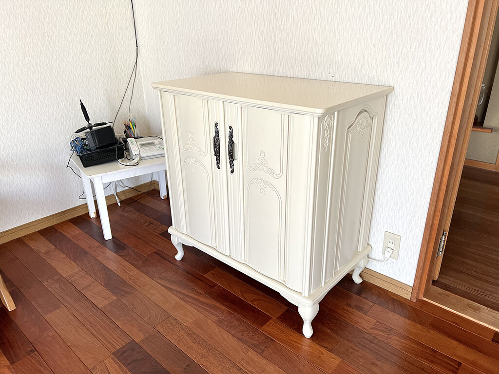 お部屋の入り口に納品させていただいたリメイクサイドボード
