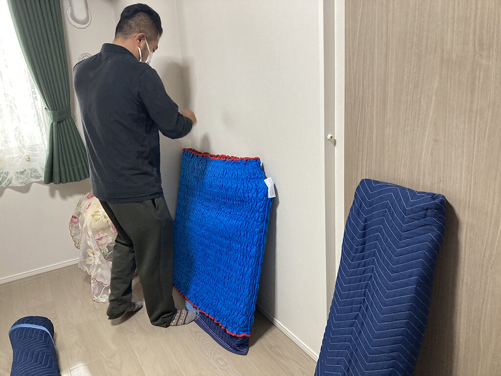 納品時ベッドのパーツを搬入してからお部屋で組み立て