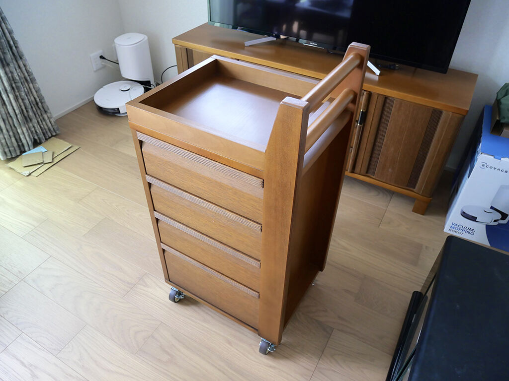 お部屋のインテリアに馴染む移動式ワゴン