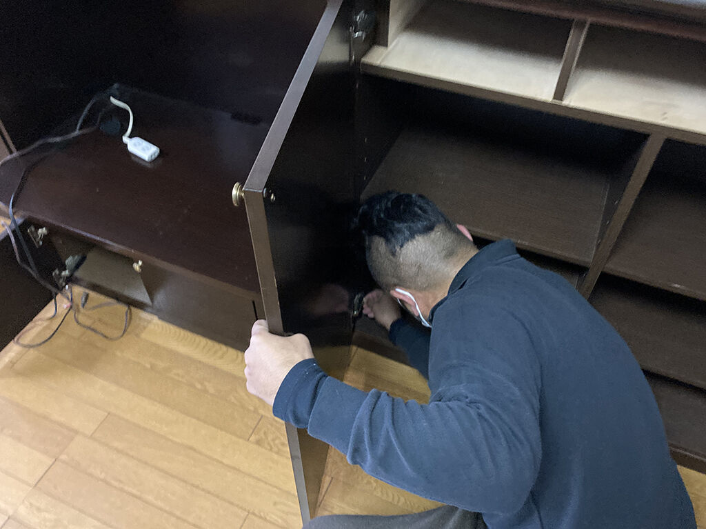 蝶番が傷み外れかかってしまっていた扉
