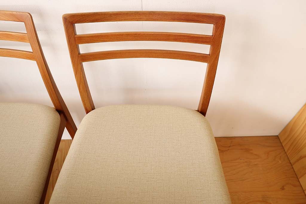 座面はベージュのレザーに張り直しました