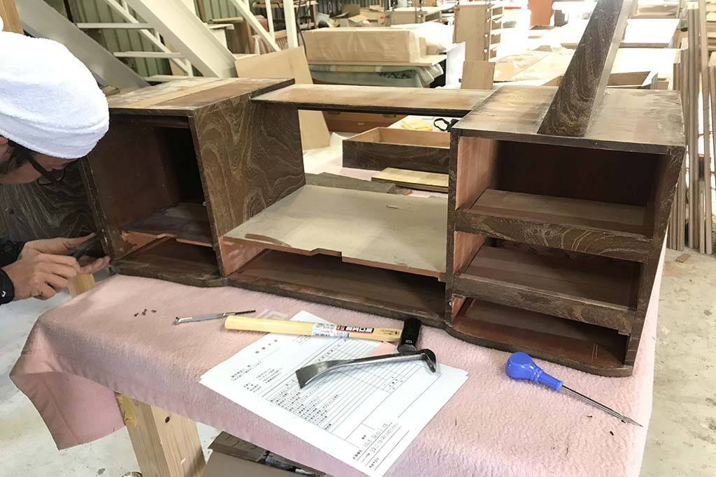 根本から徹底的に直していく必要があり、家具の状態を隈なく見て、それから分解を始めました