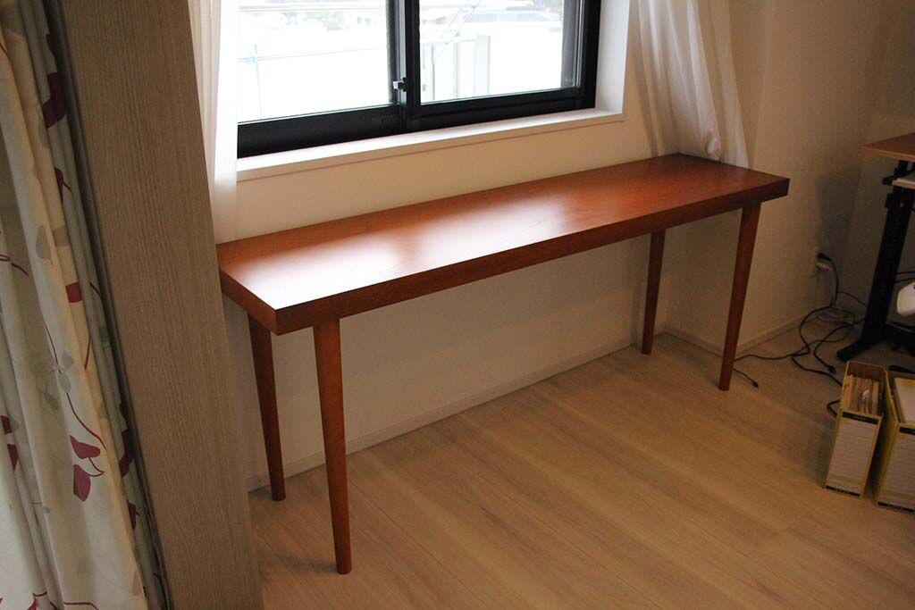 、脚は天板の色味に合わせて塗装し、統一感のある仕上がりとなりました