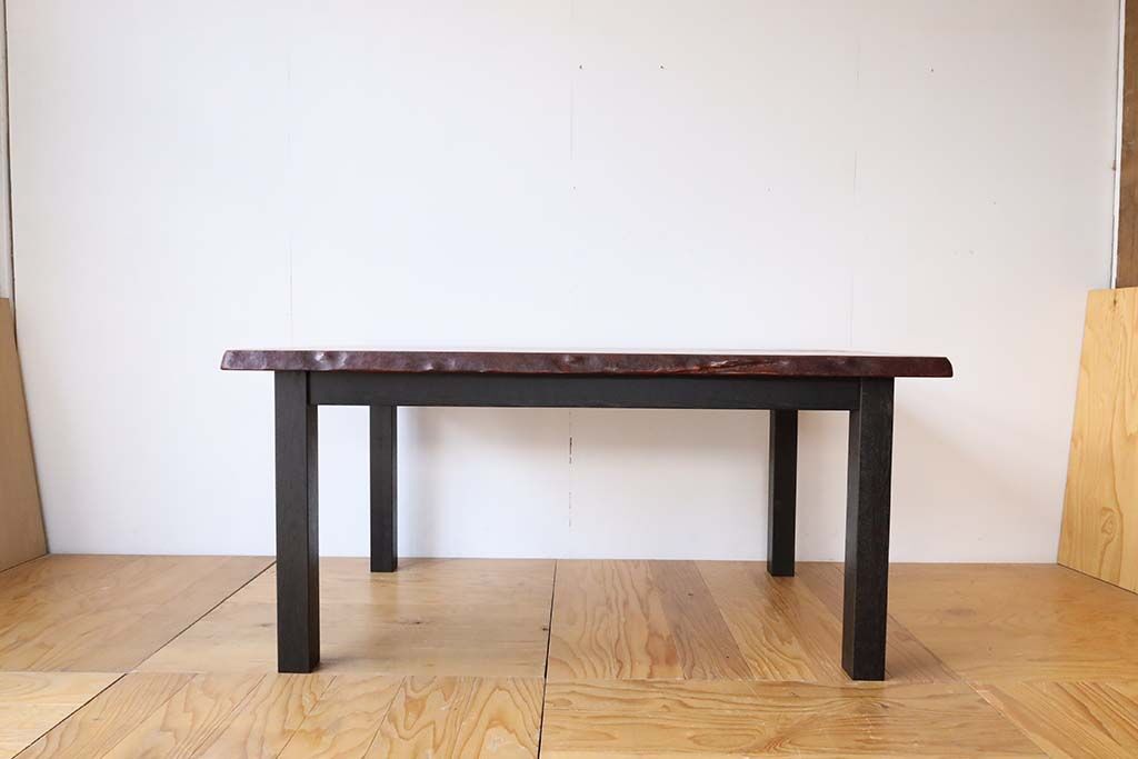 75mmの幕板フレームに、70角の脚を合わせ、黒染め塗装でスタイリッシュに仕上げました
