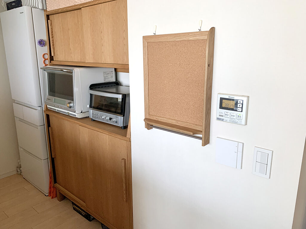 前回納品したキッチンボードと相性抜群の無垢オークフレームのコルクボード