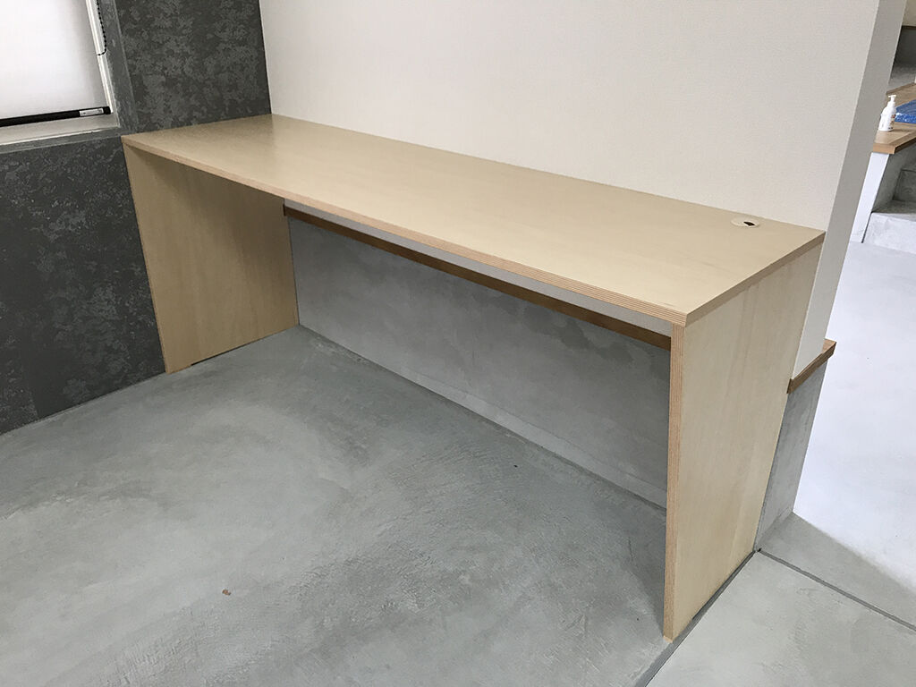 壁の出っ張りに合わせて切り欠いた側面パネルがぴたりと合った