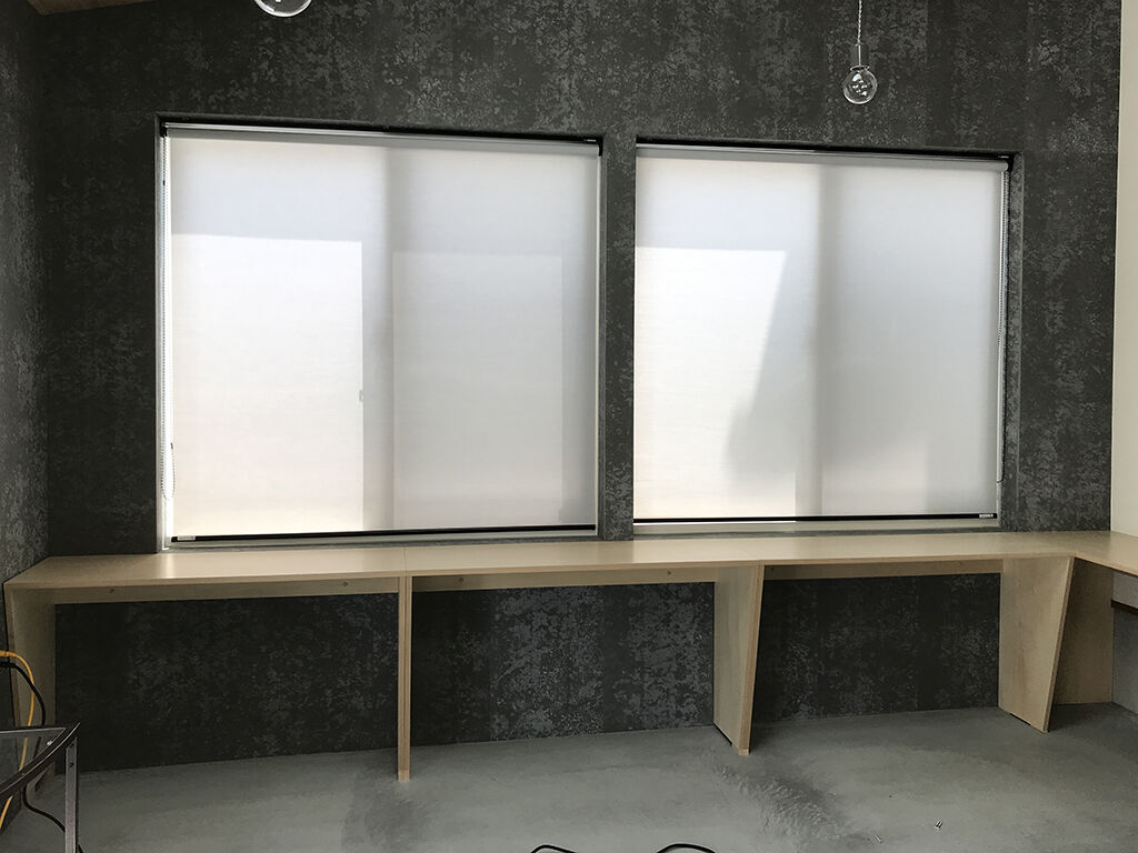 グレー基調の内装とよく合うシナのテーブル