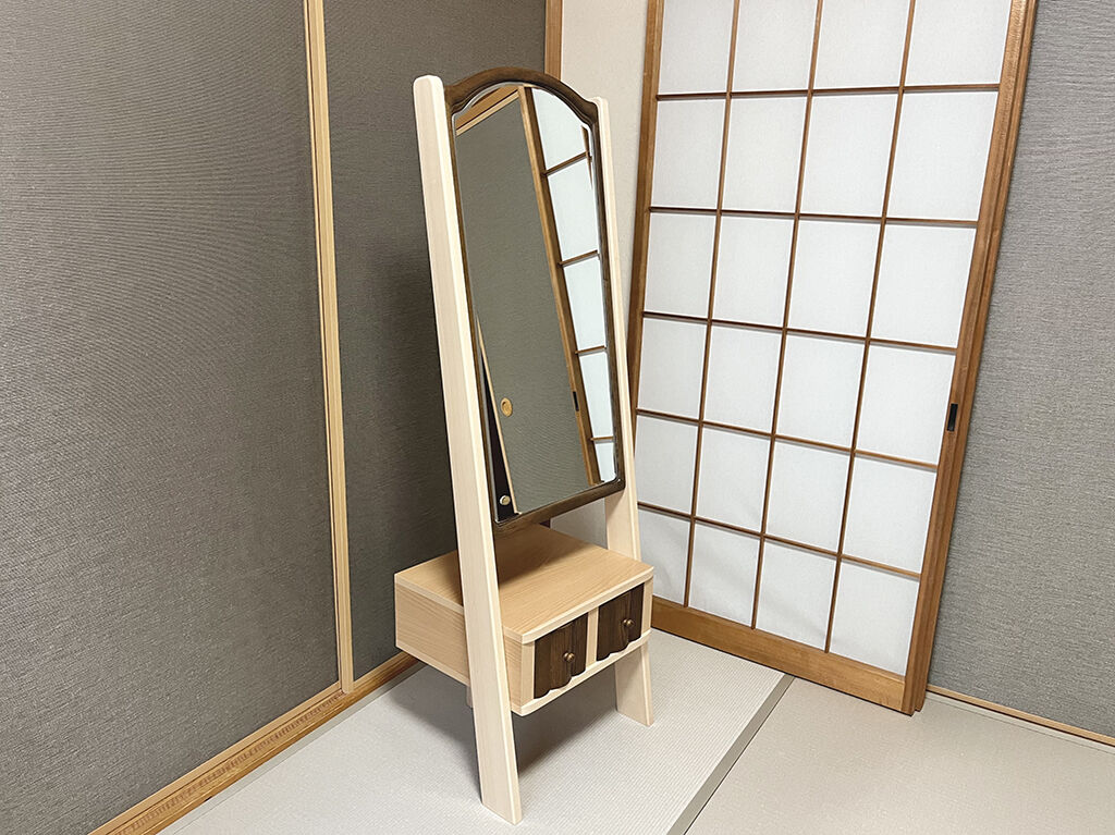 リフォームされた和室に納品させていただいたリメイク後のスタンドミラー
