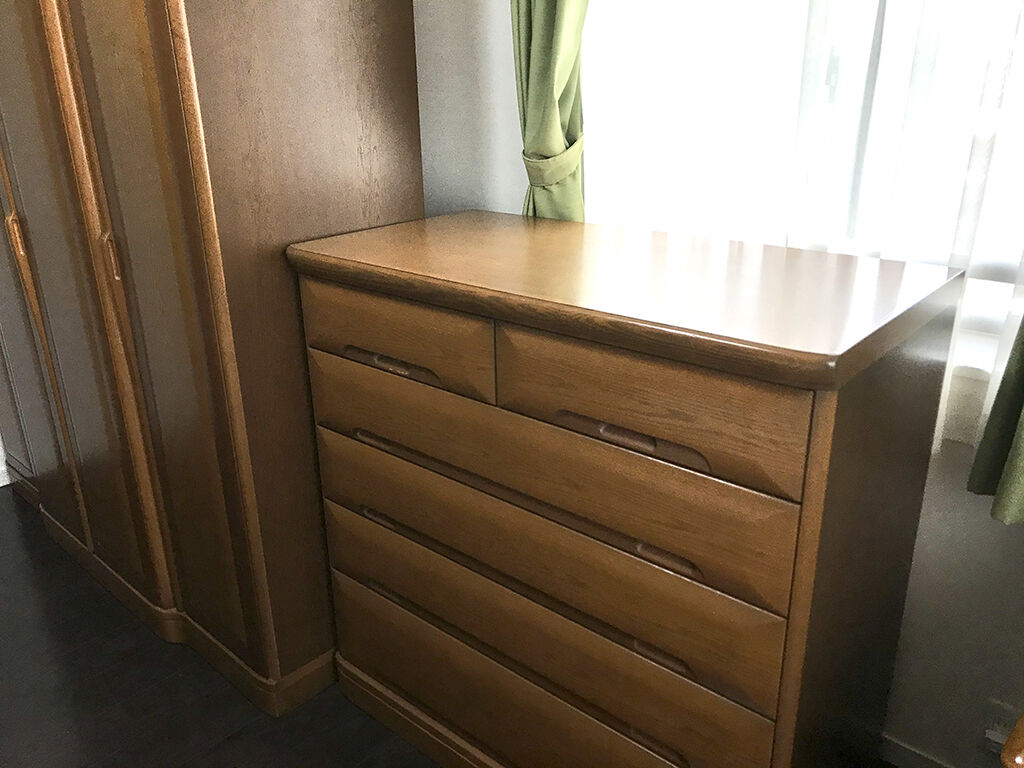 お部屋の腰窓に被っていた整理タンス