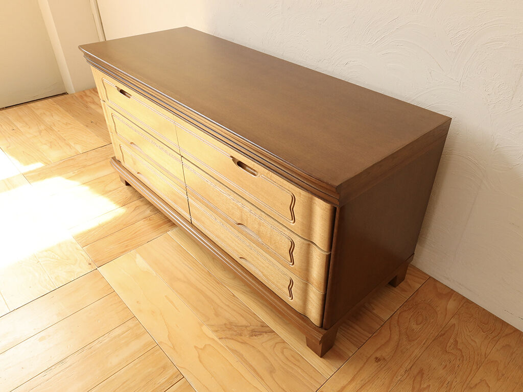 本体は濃色のまま、引き出し前板がナチュラル色になりツートンでお洒落になったテレビ台