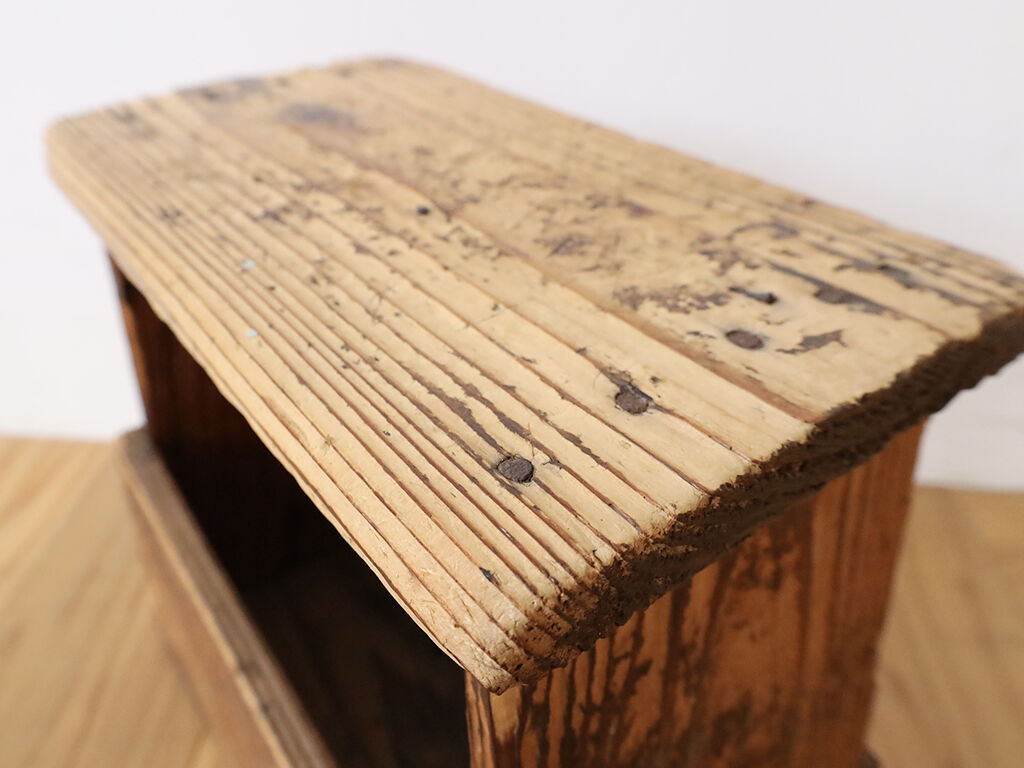 100年以上の年季が入っている踏み台