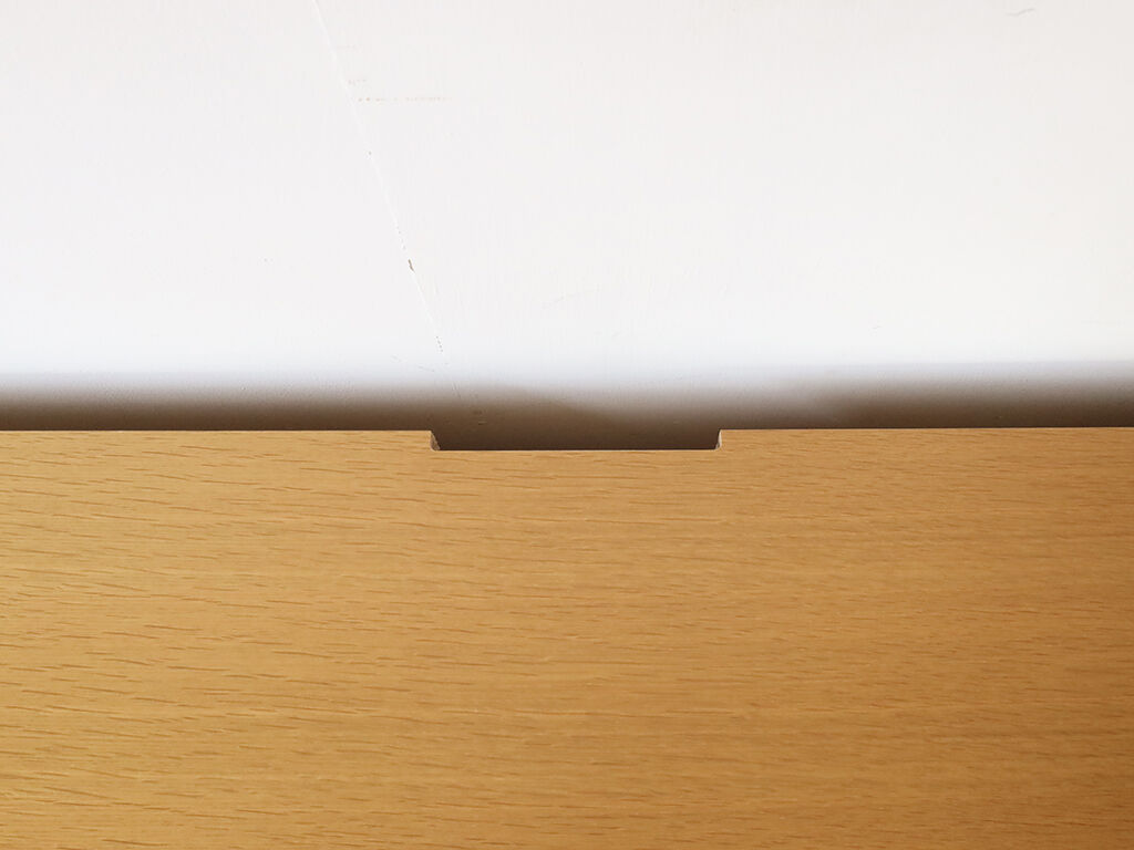 天板に作った配線用の切り欠き