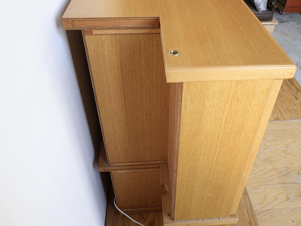お部屋の柱に合わせて切り欠きが施されていたテレビ台