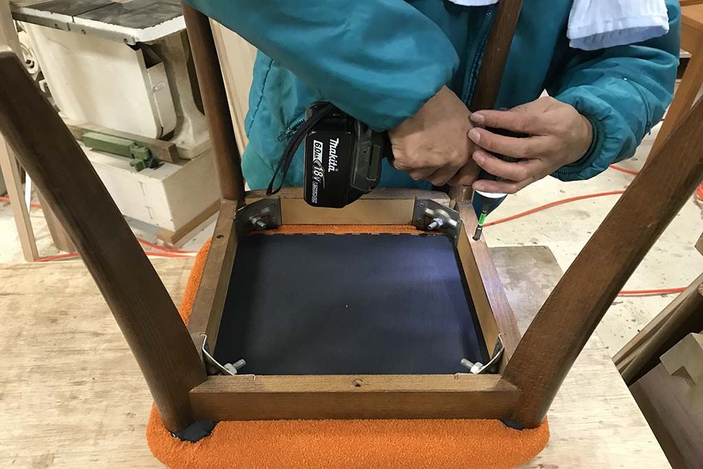 既存のファブリックを剥がし、ポロポロと崩れていたクッションも剥がして新しい物に張り替えました