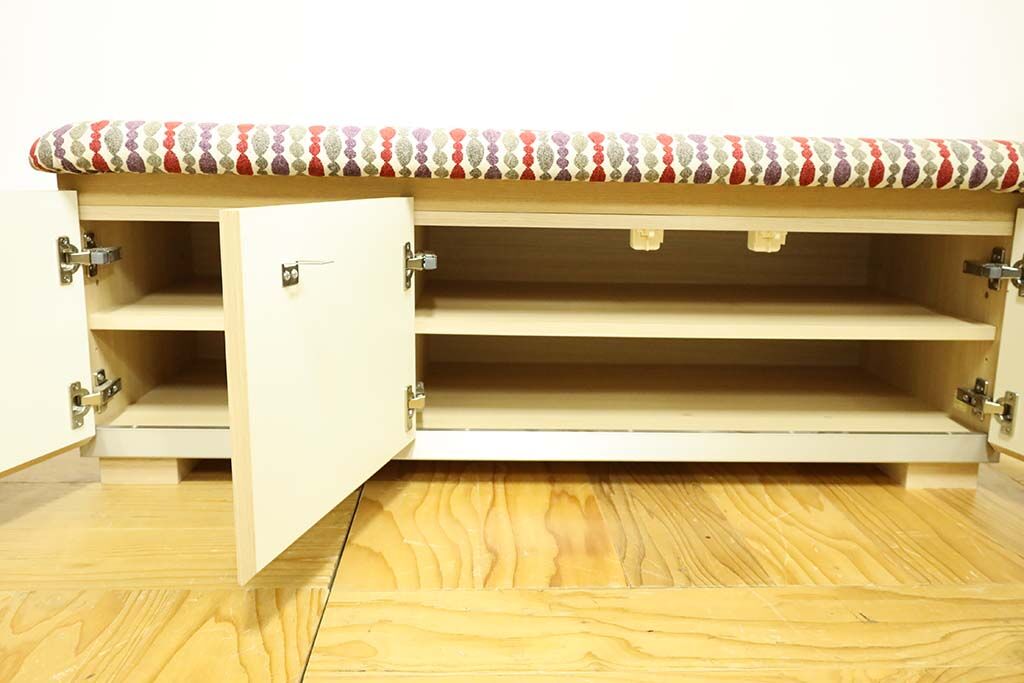 開き扉の内部には、棚板が入っているので、細々とした物も収納できます