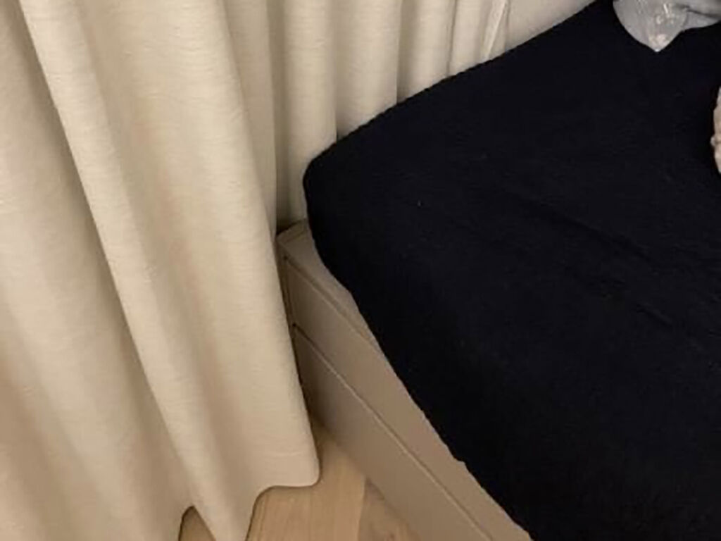 カーテンを圧迫してしまっているベッド