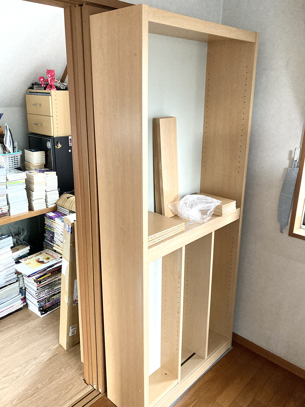 お部屋の入り口ドアを背面に設置されていたリメイク前の本棚