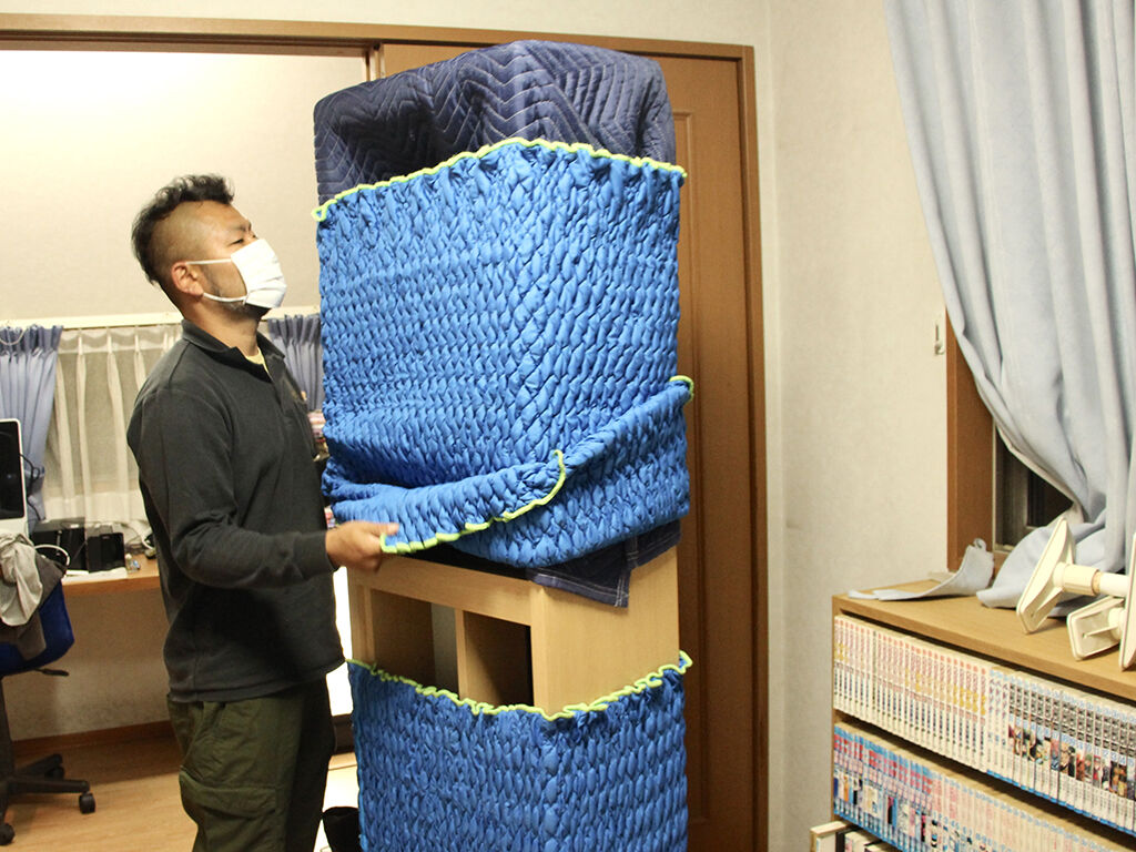 リサイズした本棚の納品の様子