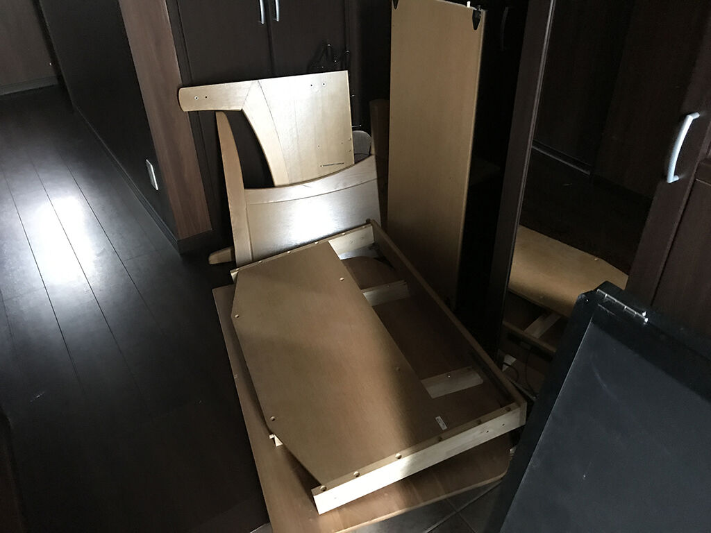 お客様のご自宅で分解された学習机を前にリメイクのお打ち合わせ