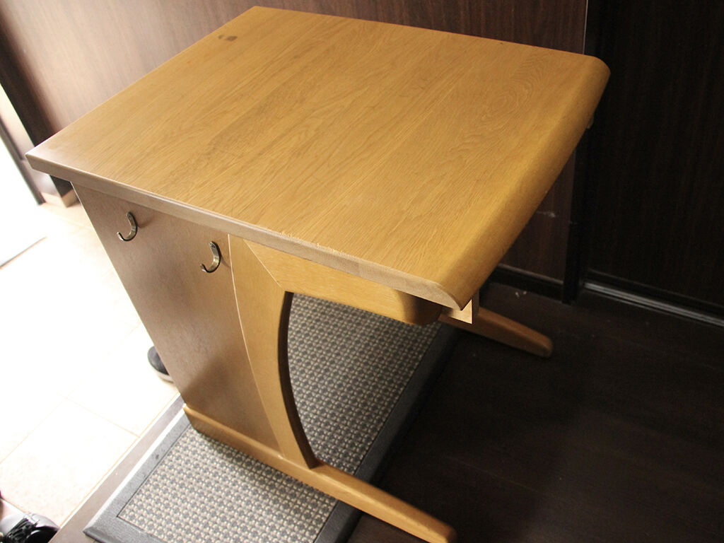 玄関先に納品させていただいたリメイク後の学習机