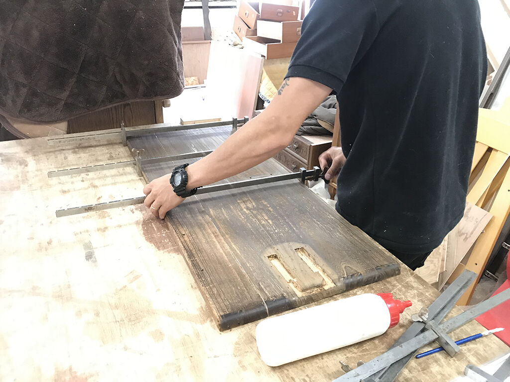 金物の跡などで凹凸のあるタンス本体の部材