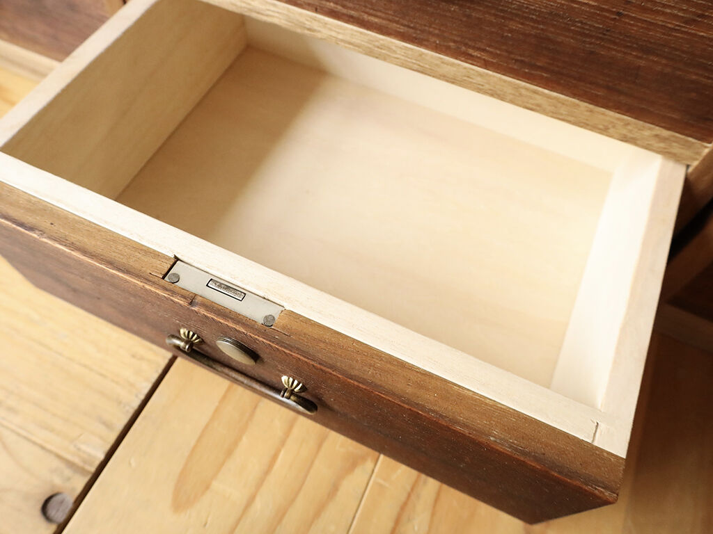 新しい材料で作った清潔感ある引き出し内部