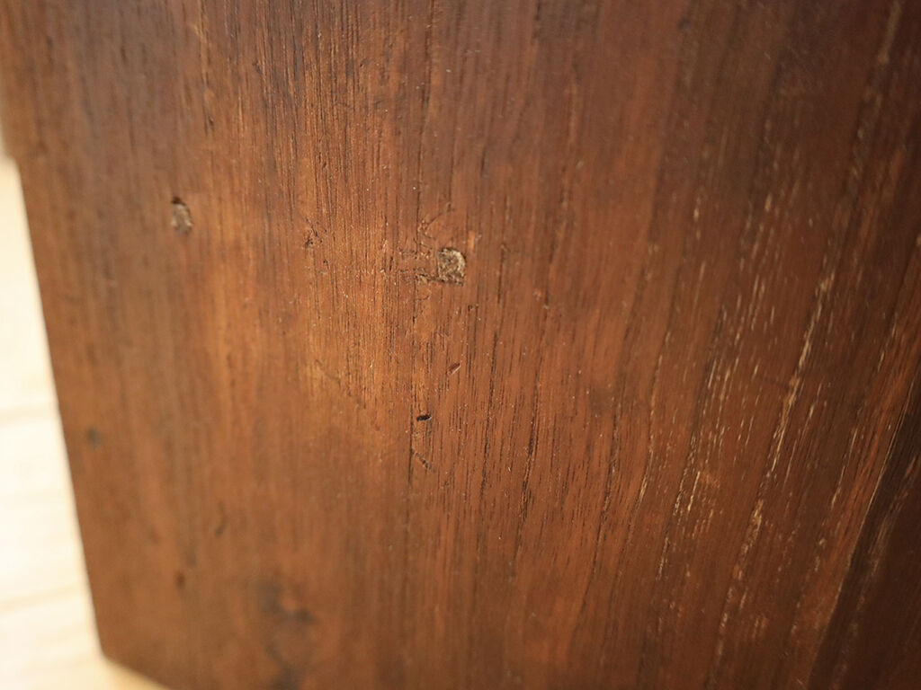 タンスの金物の跡などが目立たないように加工
