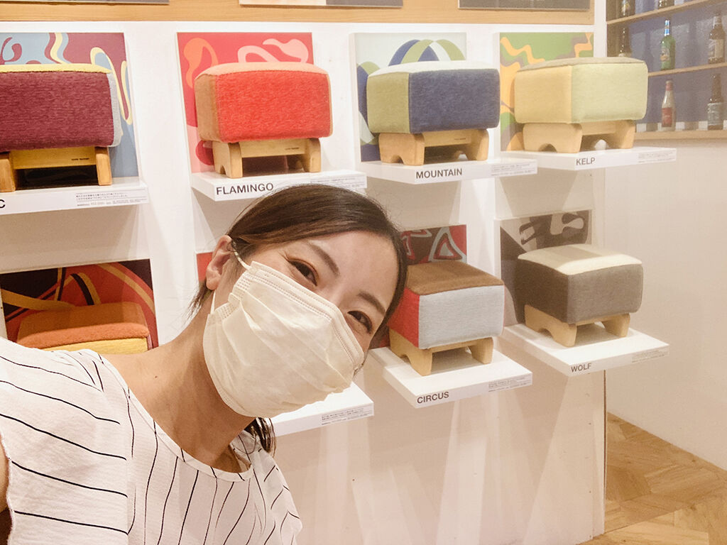 お店番をする東京店長ユリマタタ
