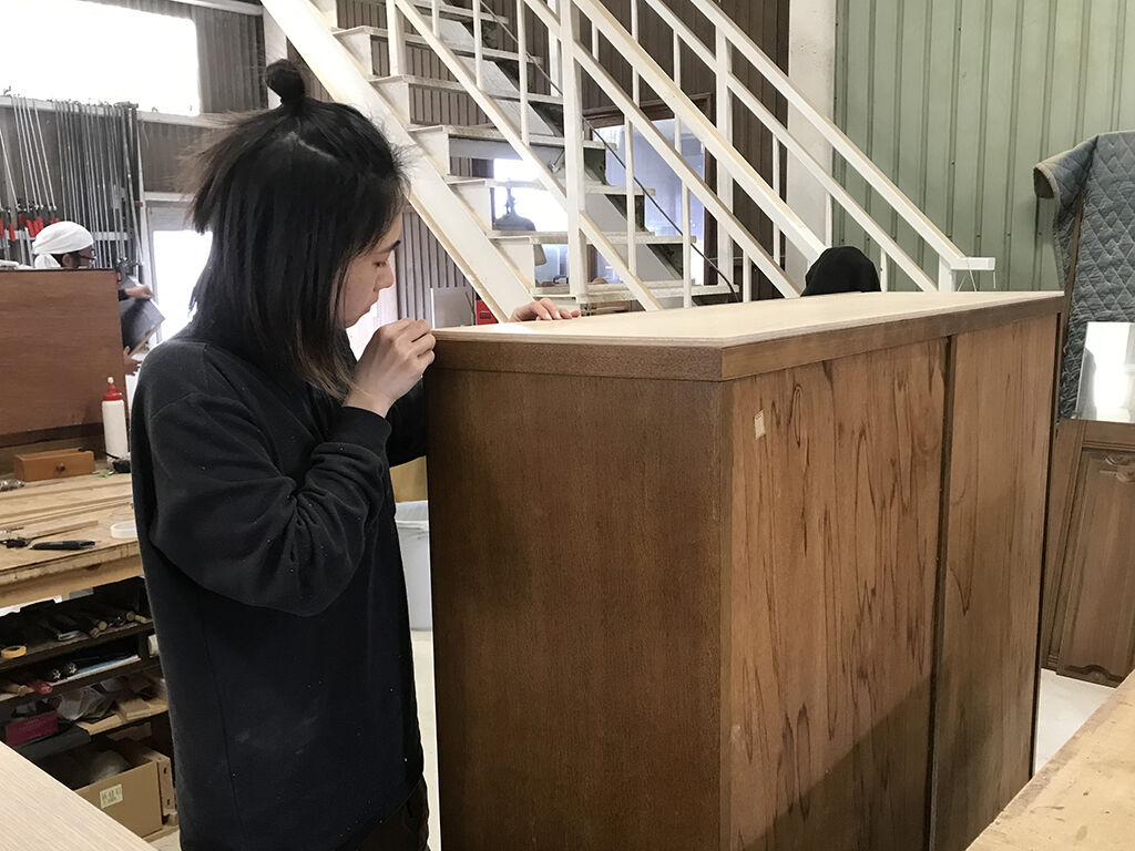 天板の補強&化粧の作業の様子