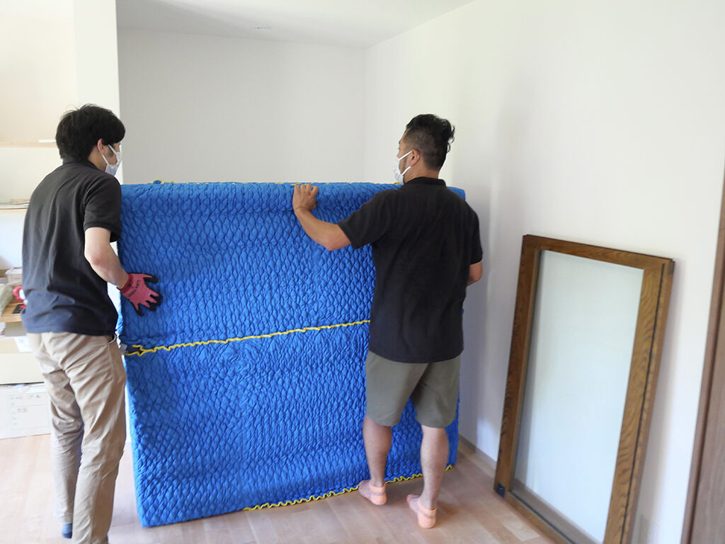 リフォーム後のお部屋の壁のくぼみ部分に家具を搬入