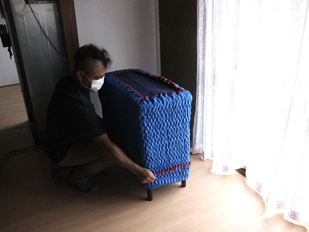 リメイクしたデスクの納品の様子
