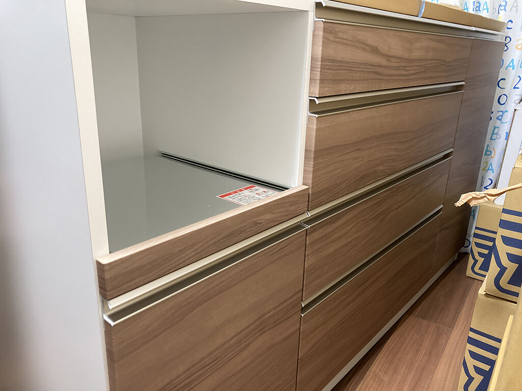 キッチンとは別のお部屋に仮置きされていた食器棚