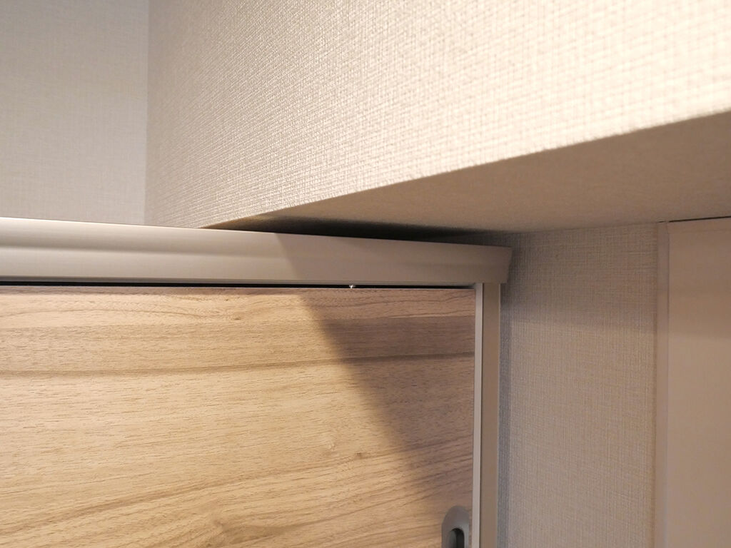 梁下にジャストの寸法で収まったリメイク後の食器棚