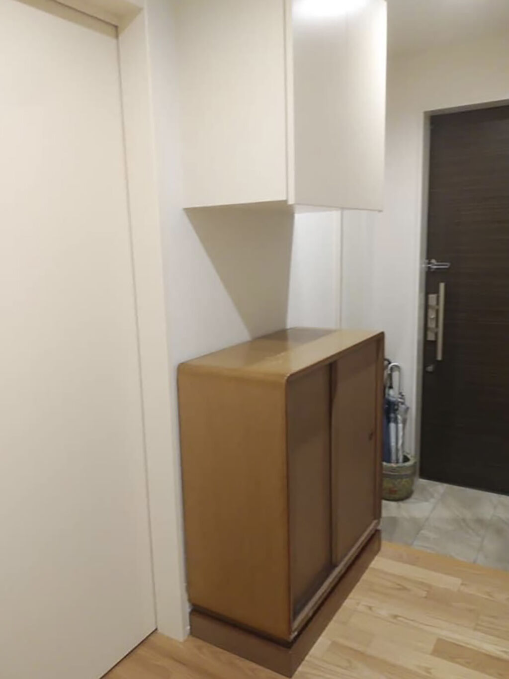 下駄箱とサイズを合わせて作られた玄関の吊り戸棚