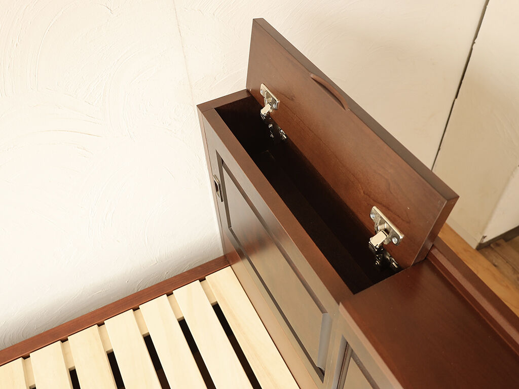 小物類を収納できるヘッドボード