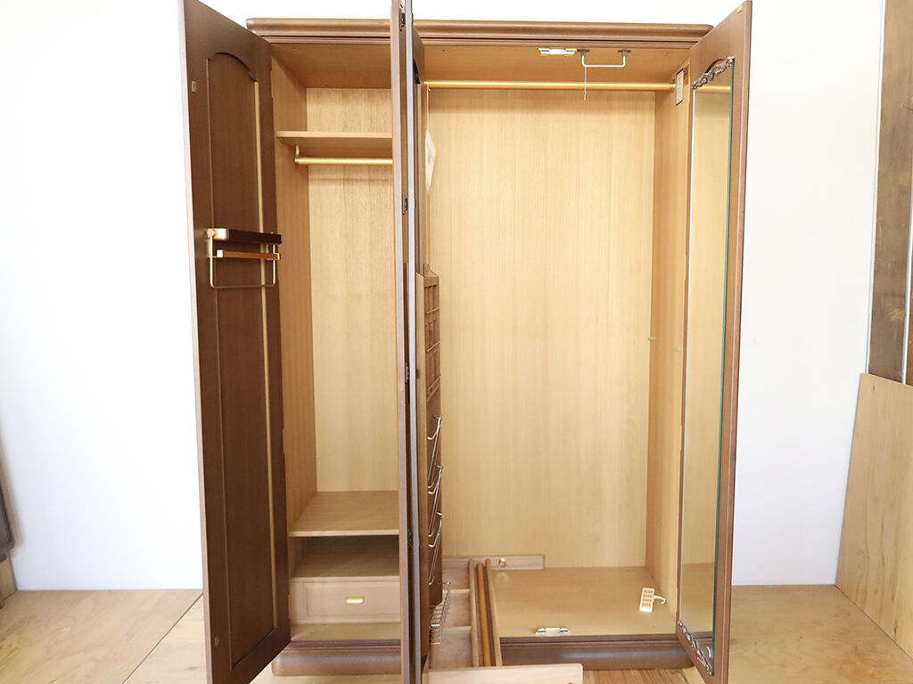 婚礼家具の洋服タンスの扉についている鏡
