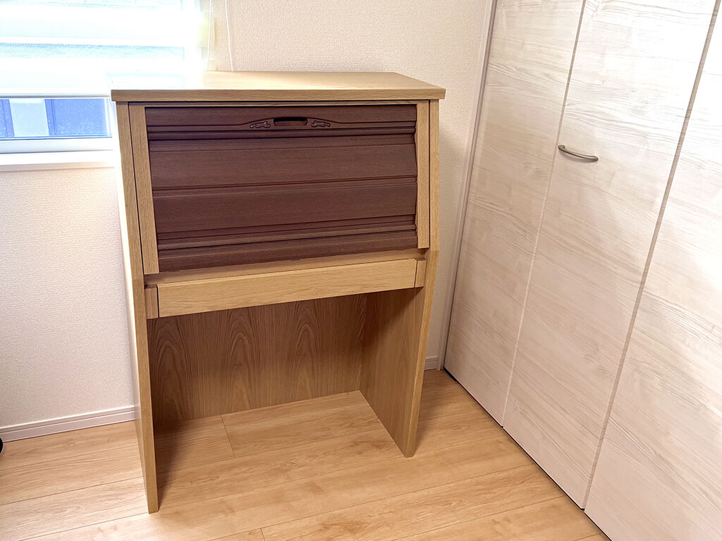 戸建ての2階のお部屋に納品したリメイク後のライティングビューロー