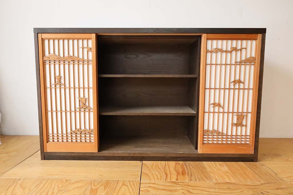 左3枚扉分に2枚の棚板が内部に入っています