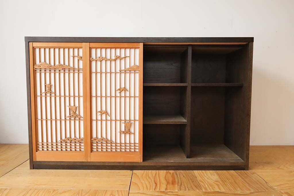 下段にブーツなど長さのある靴なども収納できるように一番右側は1枚の棚板が入っています