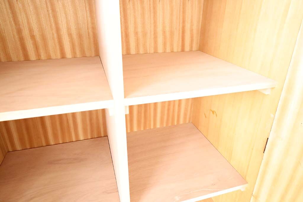 内寸を広くとれるようにして、ある程度強度も確保できるような仕様で仕切り板や棚受けを取り付けた