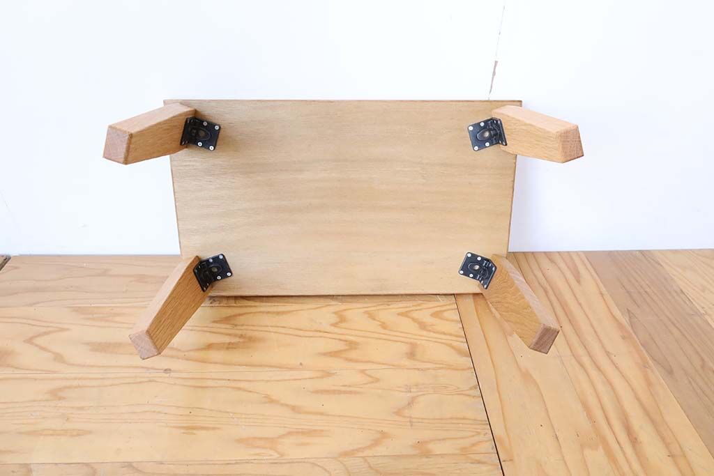 脚の付け根の金具をカチッと押せばワンタッチで折りたたむことができます