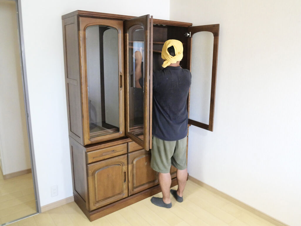 お部屋入り口の壁面に食器棚を設置