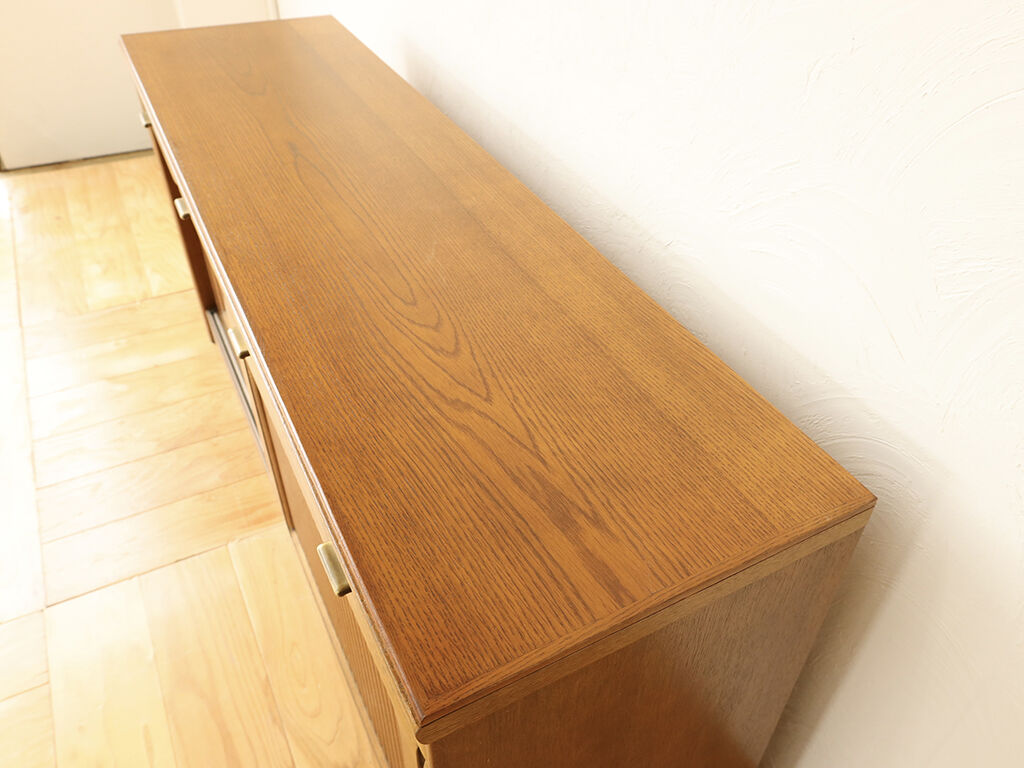 上に物を乗せたり作業したりできるよう加工した天板